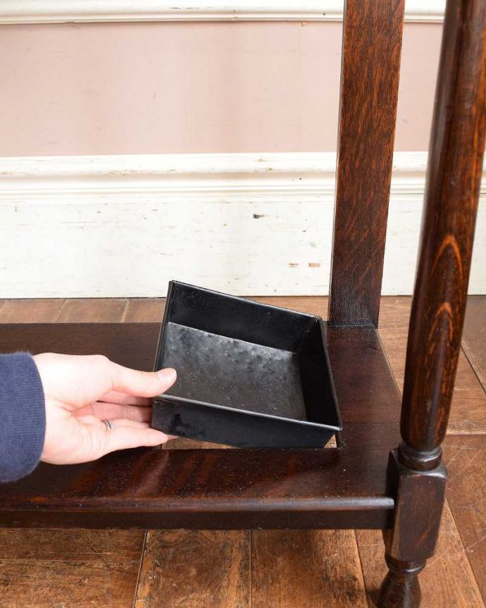 アンティークの玄関収納　アンティーク家具　ミラー付の英国輸入のアンティーク家具、玄関の収納家具のホールスタンド（コート掛け） 。濡れたままでも大丈夫雨水が受けれるように、トレイの部分もしっかりお直ししました。(q-1345-f)