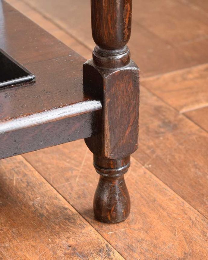 アンティークの玄関収納　アンティーク家具　ミラー付の英国輸入のアンティーク家具、玄関の収納家具のホールスタンド（コート掛け） 。女性1人でラクラク運べちゃう仕掛けHandleのアンティークは、脚の裏にフェルトキーパーをお付けしています。(q-1345-f)