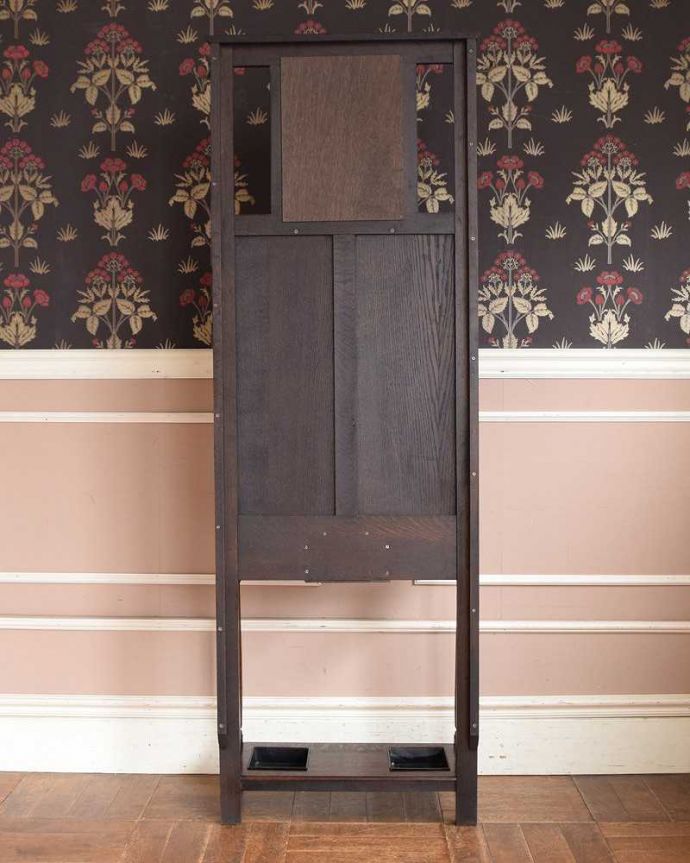 アンティークの玄関収納　アンティーク家具　ミラー付の英国輸入のアンティーク家具、玄関の収納家具のホールスタンド（コート掛け） 。修復したので後姿もキレイですアンティークは新品ではないので、もちろん経年変化によるキズはありますが、専門の職人がキレイに修復したので、後ろ姿もキレイです。(q-1345-f)