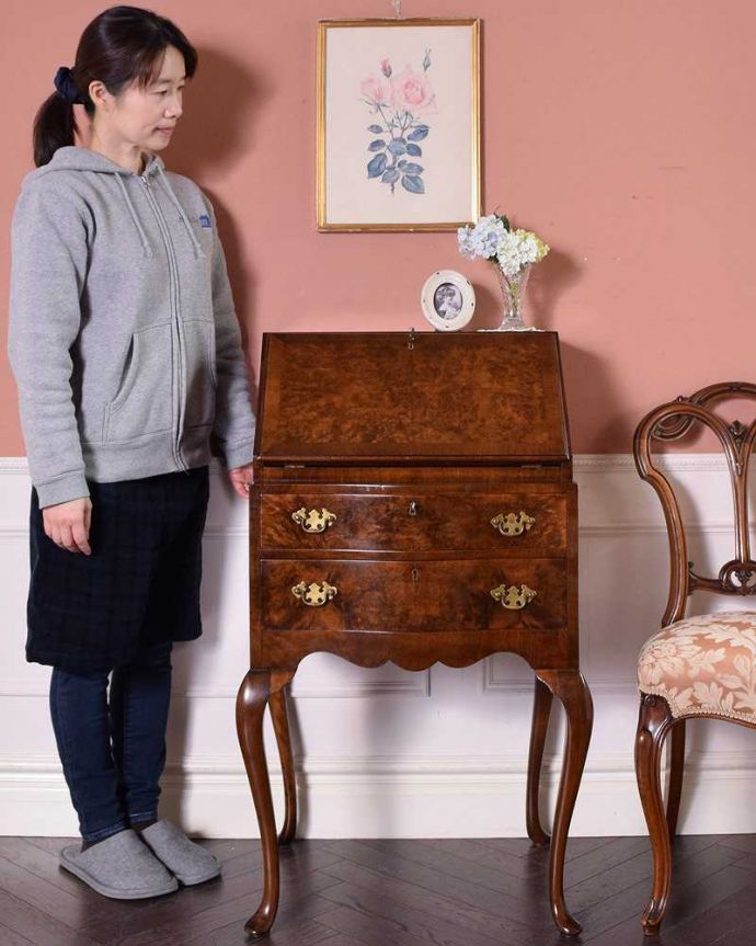 ビューロー　アンティーク家具　美しいアンティーク英国家具、ウォルナット材のビューロー（デスク）。1台でチェストとデスク両方使える便利な家具扉を倒すとあっという間にデスクになっちゃうビューロー。(q-1346-f)