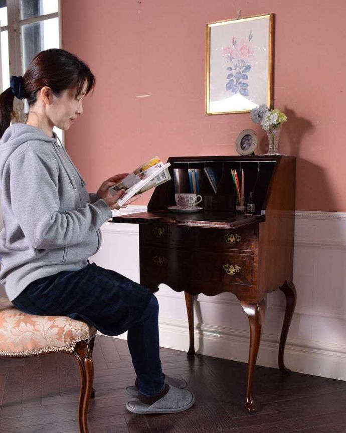 ビューロー　アンティーク家具　美しいアンティーク英国家具、ウォルナット材のビューロー（デスク）。あっという間に自分だけのデスクビューロー部分の扉を前に開くとデスクになっちゃう便利さ。(q-1346-f)