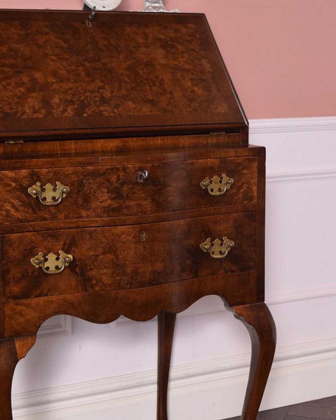 ビューロー　アンティーク家具　美しいアンティーク英国家具、ウォルナット材のビューロー（デスク）。アンティークだから手に入る木目の美しさ高級な木材の木目が美しい部分だけを使って造られたビューローは木目自体が装飾。(q-1346-f)