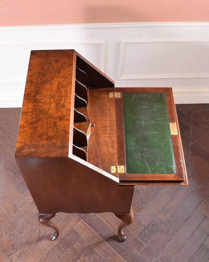 ビューロー　アンティーク家具　美しいアンティーク英国家具、ウォルナット材のビューロー（デスク）。気になるデスクの天板やっぱりデスクで一番気になるのが天板。(q-1346-f)