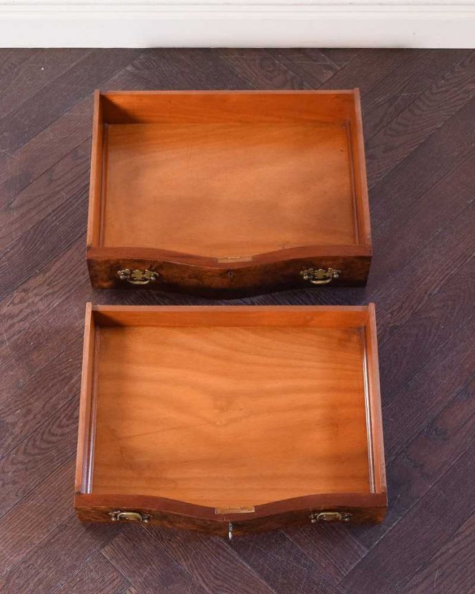 ビューロー　アンティーク家具　美しいアンティーク英国家具、ウォルナット材のビューロー（デスク）。普段の主役は収納たっぷりのチェストデスクとして使わない時も、たっぷりの引き出し収納が付いたビューローはチェストとして使えます。(q-1346-f)