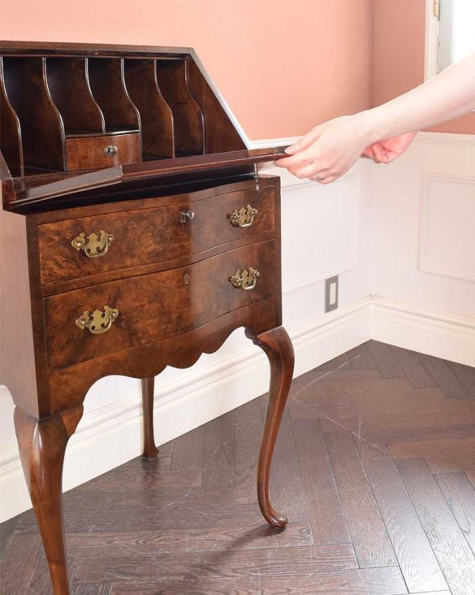 ビューロー　アンティーク家具　美しいアンティーク英国家具、ウォルナット材のビューロー（デスク）。あっという間に簡単デスクビューロー部分の扉を前に倒すだけで、デスクが登場！もちろん女性でも簡単です。(q-1346-f)