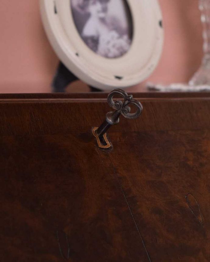 ビューロー　アンティーク家具　美しいアンティーク英国家具、ウォルナット材のビューロー（デスク）。ビューロー部分もカギで開け閉めデスクになる扉もカギで開け閉め出来るから、クルっと回す度になんだかワクワクしちゃうんです。(q-1346-f)