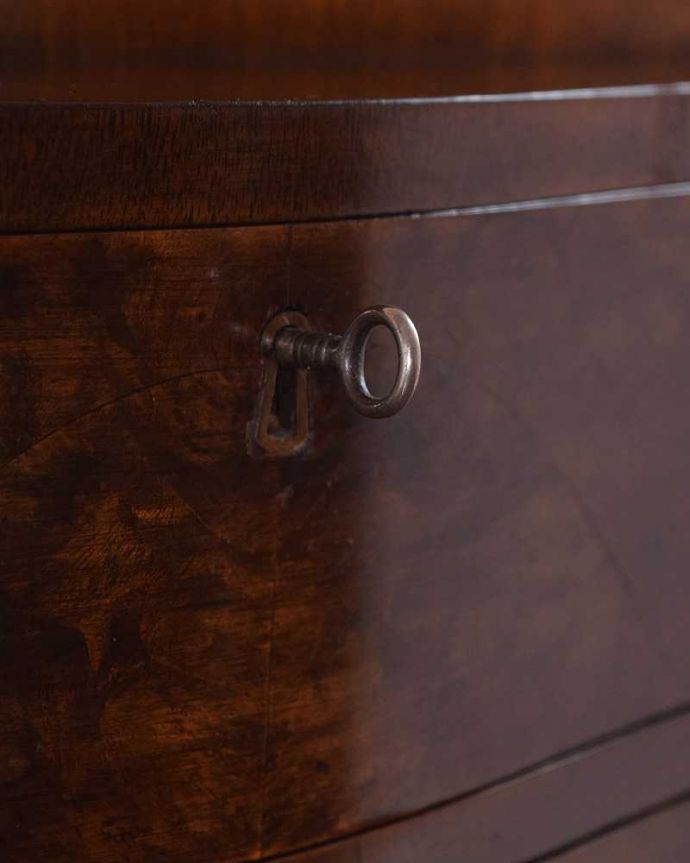 ビューロー　アンティーク家具　美しいアンティーク英国家具、ウォルナット材のビューロー（デスク）。大切なものも安心です引き出しにカギが付いているので、大切なものも収納することが出来ます。(q-1346-f)