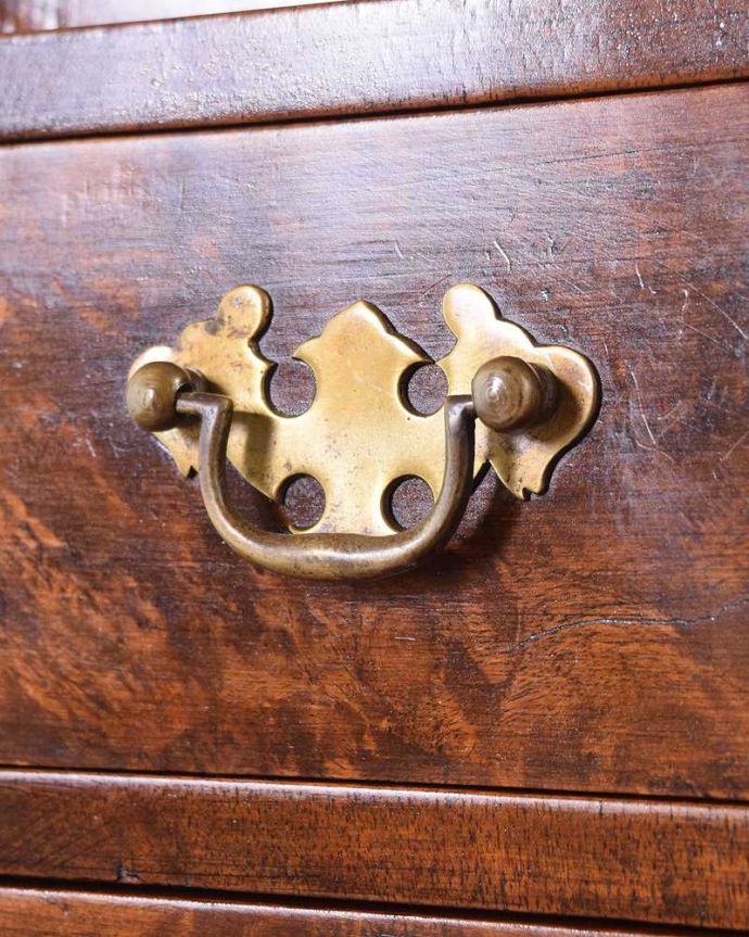 ビューロー　アンティーク家具　美しいアンティーク英国家具、ウォルナット材のビューロー（デスク）。いろんな場所にアンティークらしさ取っ手もアンティークらしいこだわったデザイン。(q-1346-f)