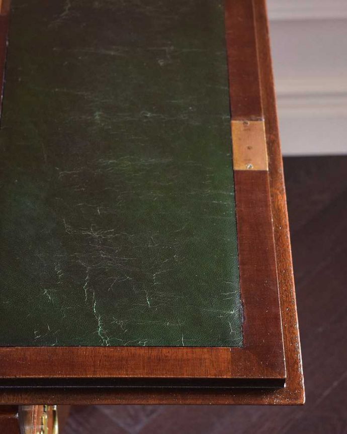 ビューロー　アンティーク家具　美しいアンティーク英国家具、ウォルナット材のビューロー（デスク）。デスクの天板を見てみると･･･気になる天板部分もキレイにお直ししました。(q-1346-f)