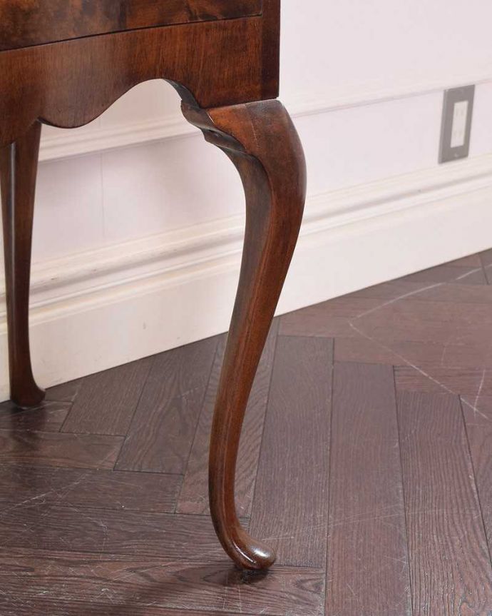 ビューロー　アンティーク家具　美しいアンティーク英国家具、ウォルナット材のビューロー（デスク）。女性１人でラクラ運べちゃうんですHandleのアンティークは、脚の裏にフェルトキーパーをお付けしています。(q-1346-f)