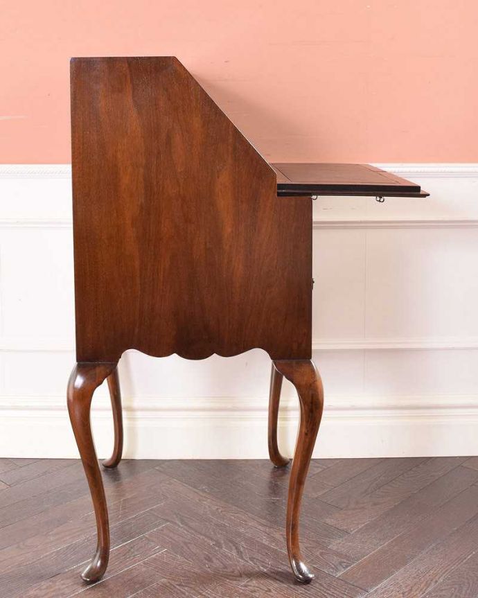 ビューロー　アンティーク家具　美しいアンティーク英国家具、ウォルナット材のビューロー（デスク）。横から見ても素敵なんですもちろん、横から見られてもいいようにキレイに仕上げてあります。(q-1346-f)