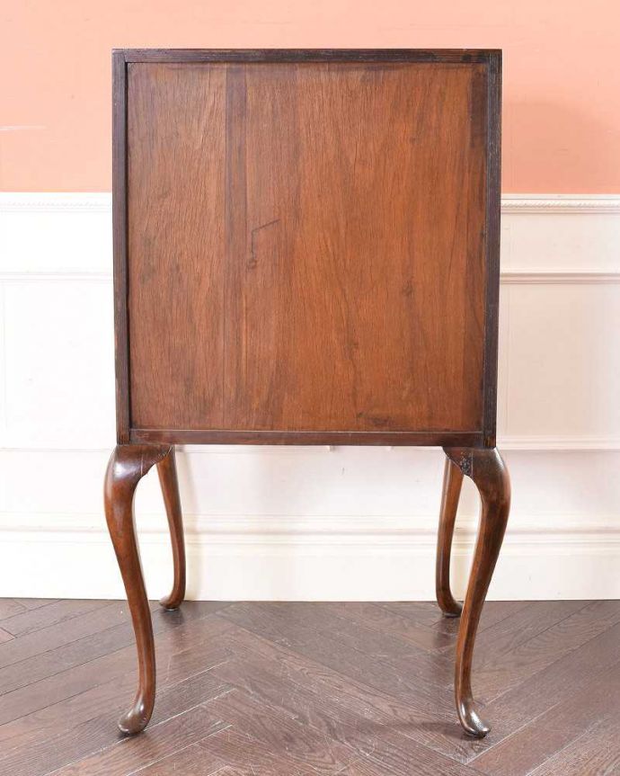 ビューロー　アンティーク家具　美しいアンティーク英国家具、ウォルナット材のビューロー（デスク）。後ろ姿もキレイですアンティークは新品ではないので、もちろん経年変化によるキズはありますが、見えない所も専門の職人がしっかり修復しました。(q-1346-f)