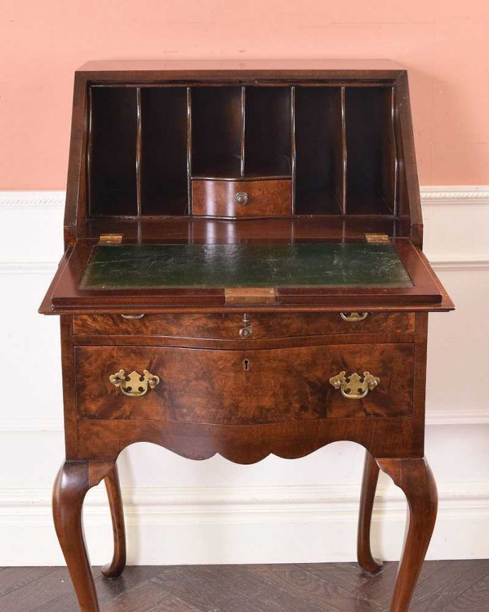 ビューロー　アンティーク家具　美しいアンティーク英国家具、ウォルナット材のビューロー（デスク）。お片付け上手になっちゃう仕掛け扉を倒すと細々としたものが整理整頓しやすいように細かく仕切られています。(q-1346-f)
