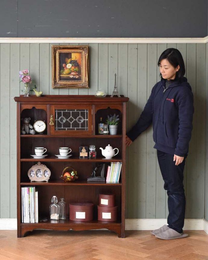 アンティークのキャビネット　アンティーク家具　ステンドグラスが入った英国アンティーク家具、オープン棚のブックシェルフ。ステンドグラスの扉が美しいキャビネット扉がステンドグラスになっているから、キャビネットとステンドグラスの両方を一気に手に入れることが出来ちゃうんです。(q-1348-f)