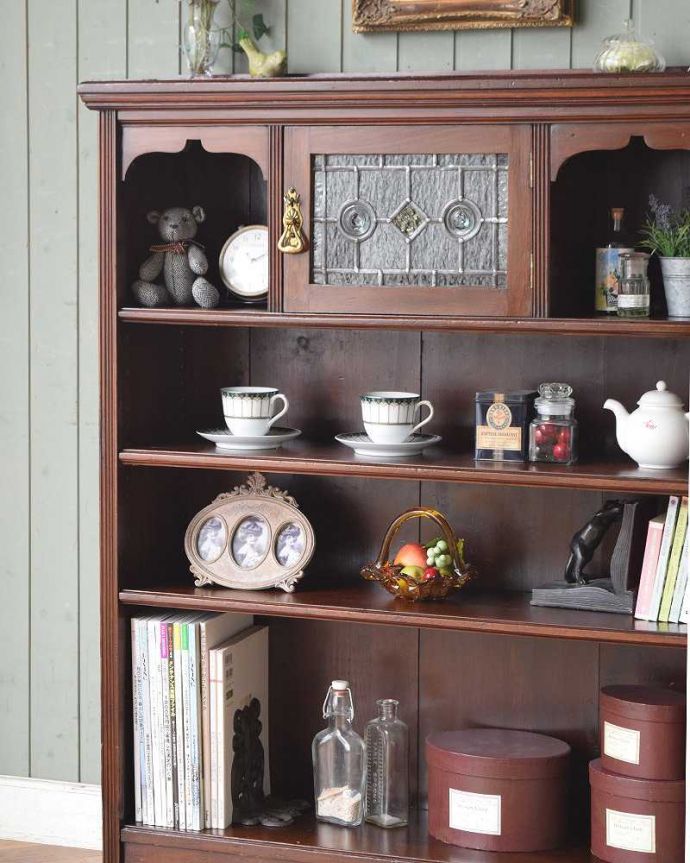 アンティークのキャビネット　アンティーク家具　ステンドグラスが入った英国アンティーク家具、オープン棚のブックシェルフ。まずはステンドグラスを楽しみましょう現代のように機械が発達していない時代に作られたステンドグラス。(q-1348-f)