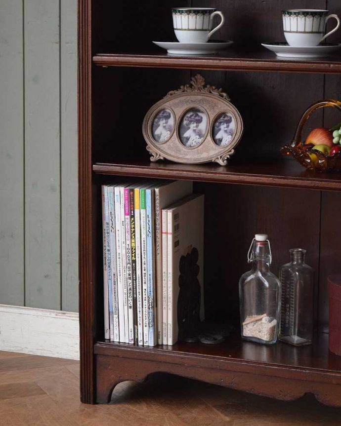 アンティークのキャビネット　アンティーク家具　ステンドグラスが入った英国アンティーク家具、オープン棚のブックシェルフ。扉の中は収納たっぷりA4サイズの雑誌までしっかり収納出来ちゃう大きさ。(q-1348-f)