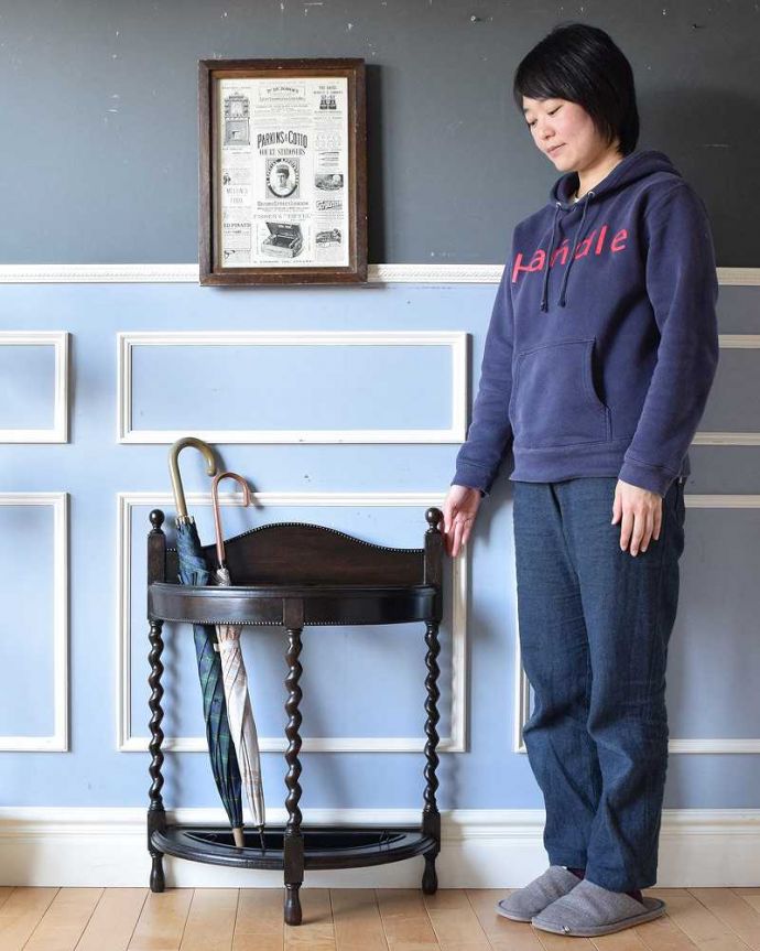 アンティークの玄関収納　アンティーク家具　ハーフムーン型のオシャレなアンティーク家具、玄関で活躍するステッキスタンド。英国紳士の身だしなみのために作られた家具もともとはステッキを立てて置くためのスタンド。(q-1349-f)