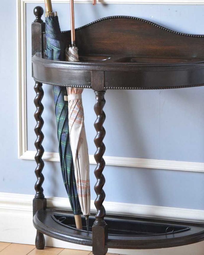 アンティークの玄関収納　アンティーク家具　ハーフムーン型のオシャレなアンティーク家具、玄関で活躍するステッキスタンド。玄関を華やかにしてくれる英国デザイン海を渡って来てくれたおかげで、日本ではとても素敵な傘立てとして使えます。(q-1349-f)