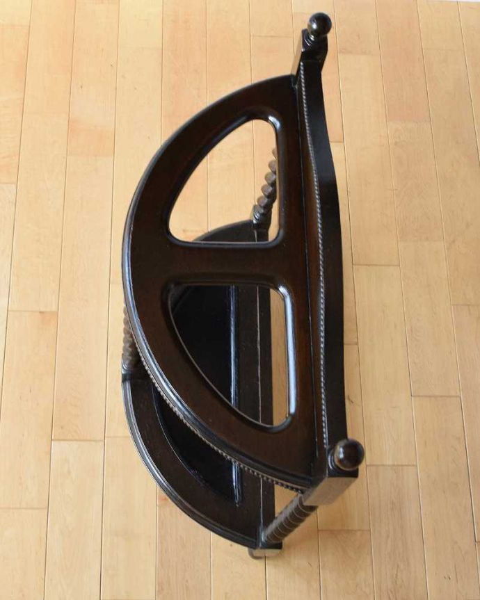 アンティークの玄関収納　アンティーク家具　ハーフムーン型のオシャレなアンティーク家具、玄関で活躍するステッキスタンド。上から見るとこんな感じもともとステッキを立てていただけあって、傘を立てて収納しやすいデザインになっているんです。(q-1349-f)