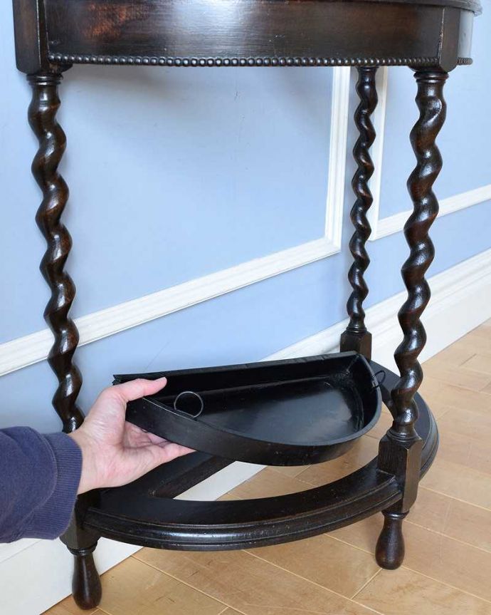 アンティークの玄関収納　アンティーク家具　ハーフムーン型のオシャレなアンティーク家具、玄関で活躍するステッキスタンド。安心して使えるポイント濡れたままの傘を入れて大丈夫なように雨受けが付いています。(q-1349-f)