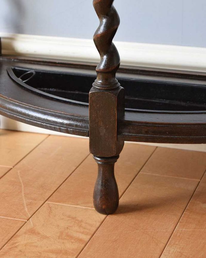 アンティークの玄関収納　アンティーク家具　ハーフムーン型のオシャレなアンティーク家具、玄関で活躍するステッキスタンド。持ち上げなくても移動できます！Handleのアンティークは、脚の裏にフェルトキーパーをお付けしていますので、持ち上げなくても床を滑らせて移動させることが出来ます。(q-1349-f)