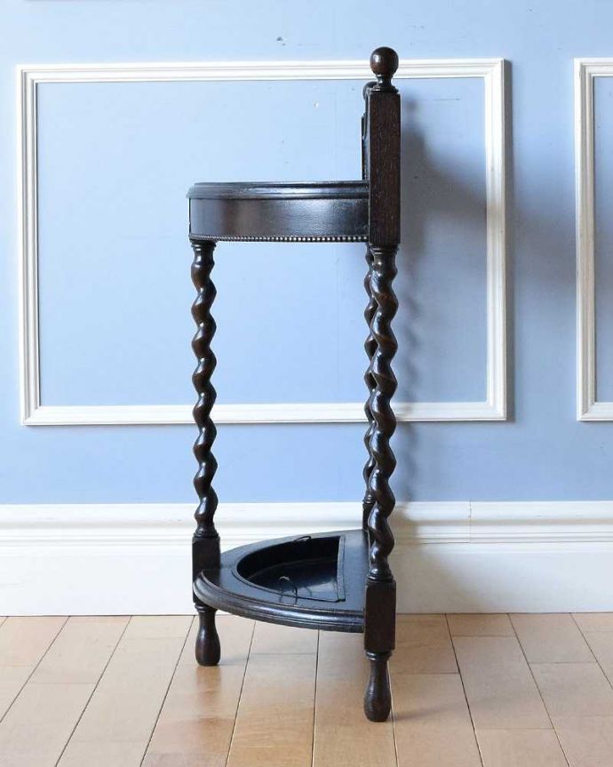 アンティークの玄関収納　アンティーク家具　ハーフムーン型のオシャレなアンティーク家具、玄関で活躍するステッキスタンド。横顔も美しく！こんな風に見えます専門の職人が、一度バラしてキレイに組み直しました。(q-1349-f)