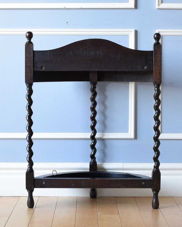 アンティークの玄関収納　アンティーク家具　ハーフムーン型のオシャレなアンティーク家具、玄関で活躍するステッキスタンド。後ろ姿もキレイなんです。(q-1349-f)