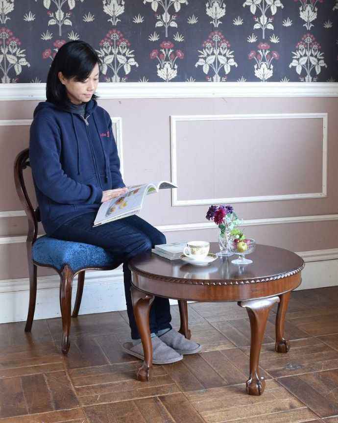 アンティークのテーブル アンティーク家具 丸い形が華やかなアンティーク家具、コンパクトサイズのコーヒーテーブル。どこでも使える英国デザインのコーヒーテーブルどんな場所でも気軽に実用的に使えるコーヒーテーブル。(q-1350-f)