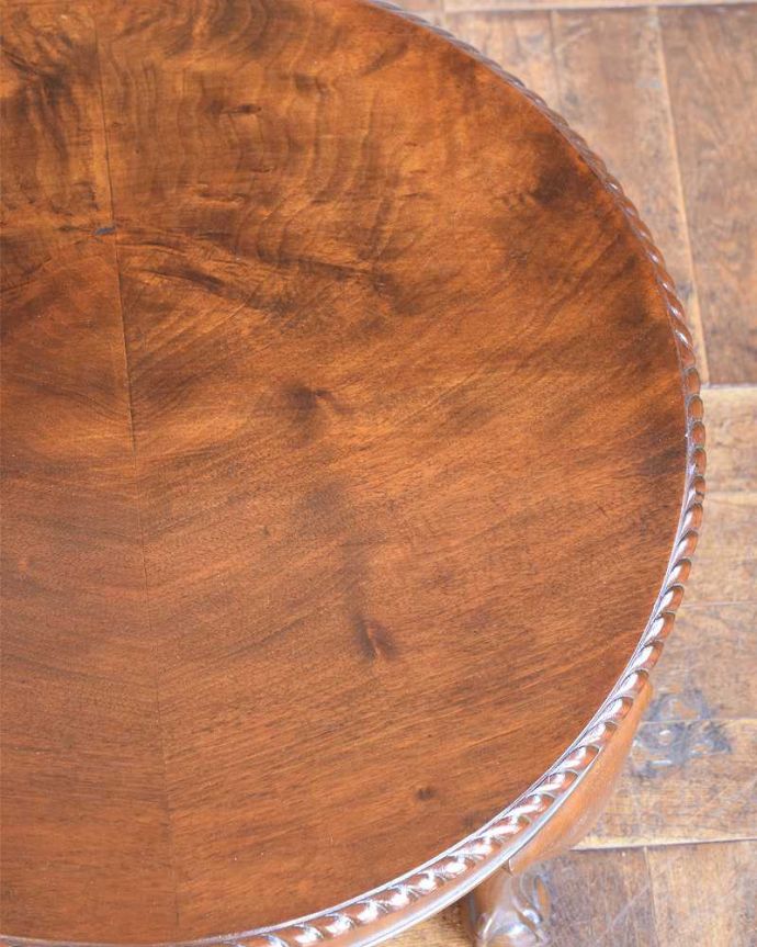 アンティークのテーブル アンティーク家具 丸い形が華やかなアンティーク家具、コンパクトサイズのコーヒーテーブル。近づいて見てみると・・・アンティークはもちろん新品ではないので小さなキズや汚れはありますが、キレイにお直ししたので満足して頂ける自信があります!。(q-1350-f)