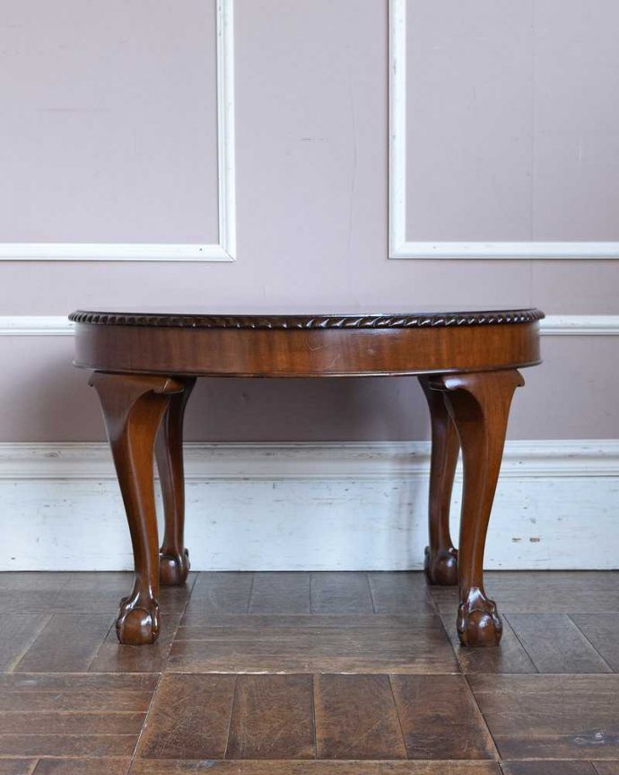 アンティークのテーブル アンティーク家具 丸い形が華やかなアンティーク家具、コンパクトサイズのコーヒーテーブル。横から見た姿もステキ横から見るとこんな感じ。(q-1350-f)