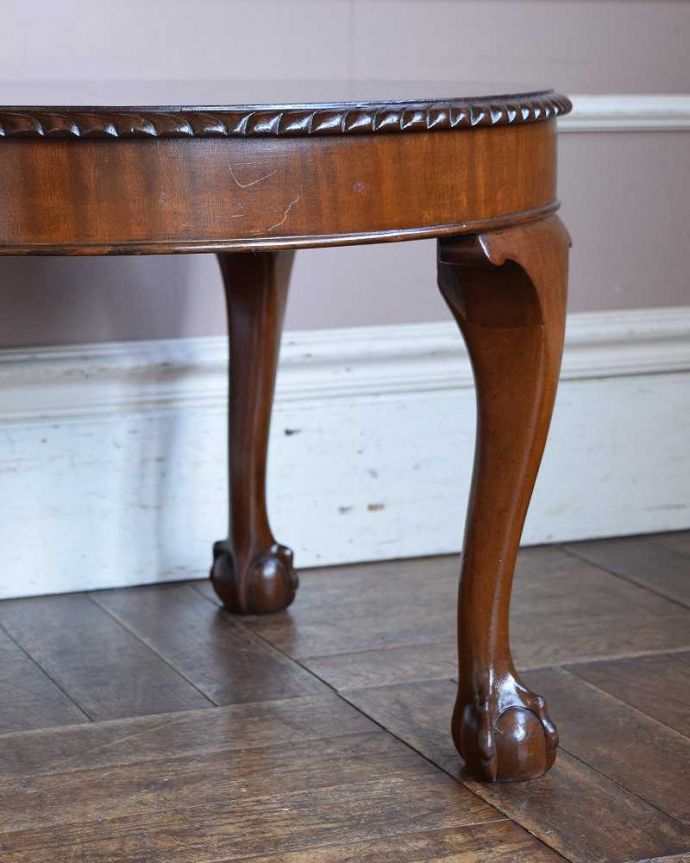 アンティークのテーブル アンティーク家具 丸い形が華やかなアンティーク家具、コンパクトサイズのコーヒーテーブル。持ち上げなくても移動できます!Handleのアンティークは、脚の裏にフェルトキーパーをお付けしていますので、床を滑らせてれば移動が簡単です。(q-1350-f)