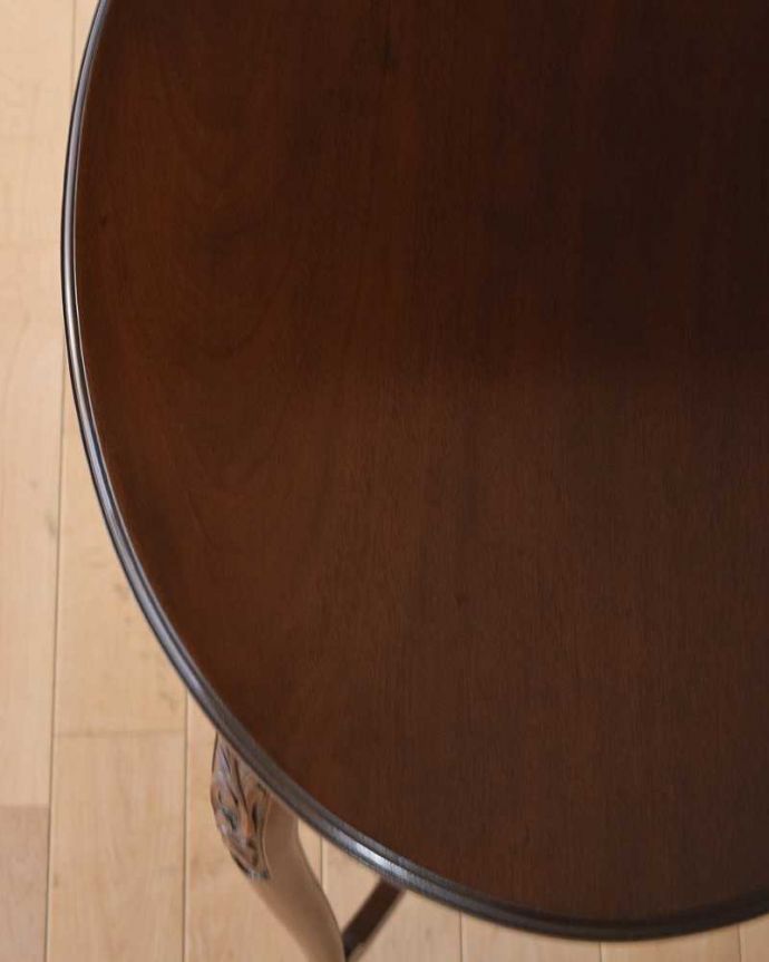 アンティークのテーブル　アンティーク家具　美しいアンティークの英国輸入家具、楕円型天板のオケージョナルテーブル。天板の周りのデザインもステキ天板の周りのカッティングも美しいんです。(q-1351-f)