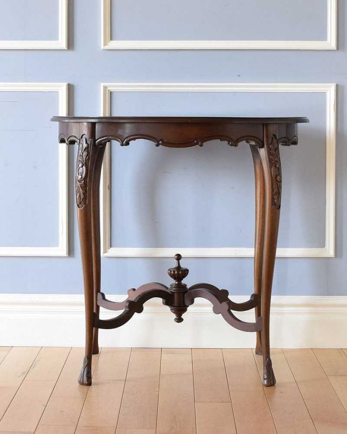 アンティークのテーブル　アンティーク家具　美しいアンティークの英国輸入家具、楕円型天板のオケージョナルテーブル。こちら側も、もちろんキレイです！アンティークは新品ではないので、もちろん経年変化によるキズはありますが、専門の職人がキレイにお直しをしているので、どの角度から見てもキレイです。(q-1351-f)