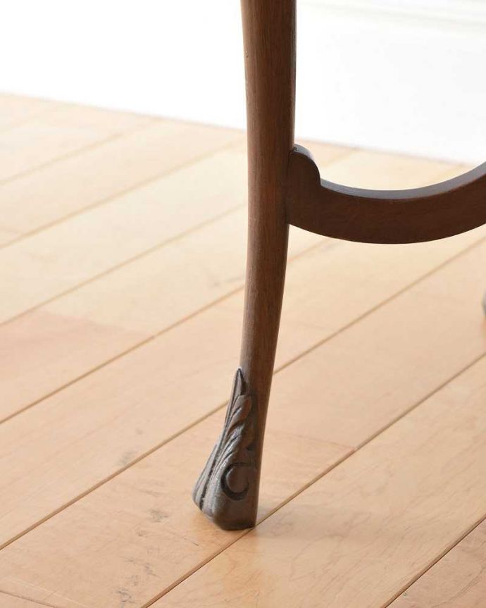 アンティークのテーブル　アンティーク家具　美しいアンティークの英国輸入家具、楕円型天板のオケージョナルテーブル。持ち上げなくても移動できます！Handleのアンティークは、脚の裏にフェルトキーパーをお付けしていますので、床を滑らせてれば移動が簡単です。(q-1351-f)