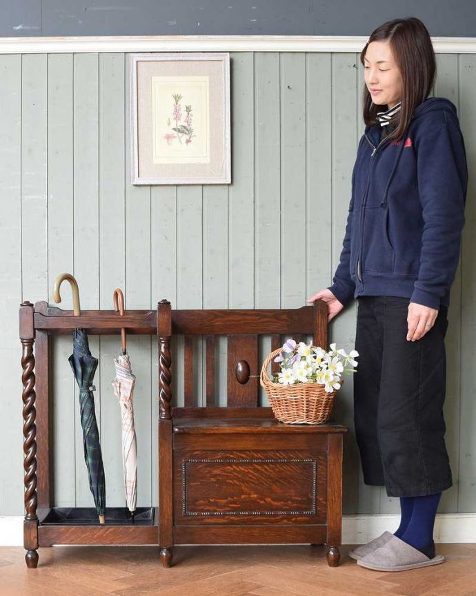 アンティークの玄関収納　アンティーク家具　傘立てとベンチがついた玄関で使える便利なアンティーク家具、英国スタイルのホールスタンド。英国紳士の身だしなみのために作られた家具もともとはステッキを立てて置くためのスタンド。(q-1352-f)