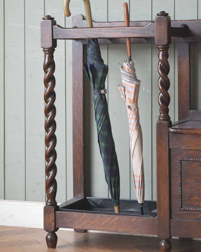 アンティークの玄関収納　アンティーク家具　傘立てとベンチがついた玄関で使える便利なアンティーク家具、英国スタイルのホールスタンド。玄関を華やかにしてくれる英国デザイン海を渡って来てくれたおかげで、日本ではとても素敵な傘立てとして使えます。(q-1352-f)