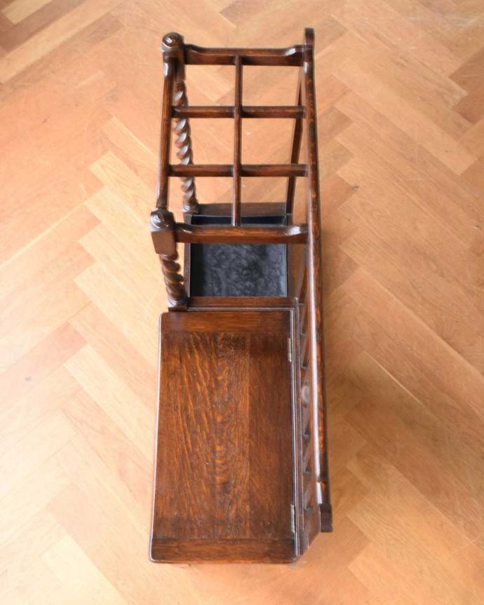 アンティークの玄関収納　アンティーク家具　傘立てとベンチがついた玄関で使える便利なアンティーク家具、英国スタイルのホールスタンド。上から見るとこんな感じもともとステッキを立てていただけあって、傘を立てて収納しやすいデザインになっているんです。(q-1352-f)