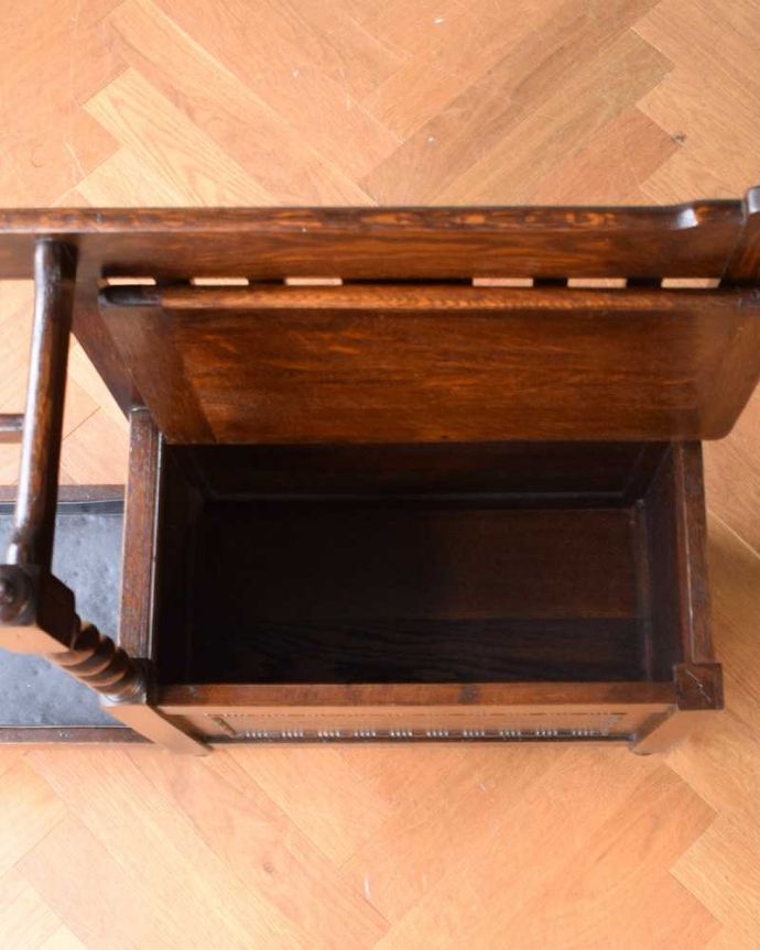 アンティークの玄関収納　アンティーク家具　傘立てとベンチがついた玄関で使える便利なアンティーク家具、英国スタイルのホールスタンド。収納も付いて、とっても便利ふたをパカッと開けると靴をケアする道具を入れていた収納箱。(q-1352-f)