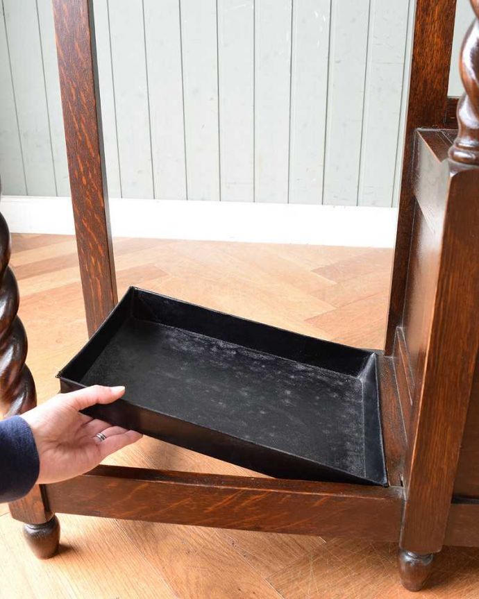 アンティークの玄関収納　アンティーク家具　傘立てとベンチがついた玄関で使える便利なアンティーク家具、英国スタイルのホールスタンド。安心して使えるポイント濡れたままの傘を入れて大丈夫なように雨受けが付いています。(q-1352-f)