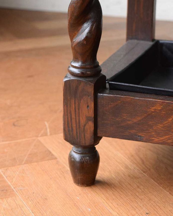 アンティークの玄関収納　アンティーク家具　傘立てとベンチがついた玄関で使える便利なアンティーク家具、英国スタイルのホールスタンド。持ち上げなくても移動できます！Handleのアンティークは、脚の裏にフェルトキーパーをお付けしていますので、持ち上げなくても床を滑らせて移動させることが出来ます。(q-1352-f)