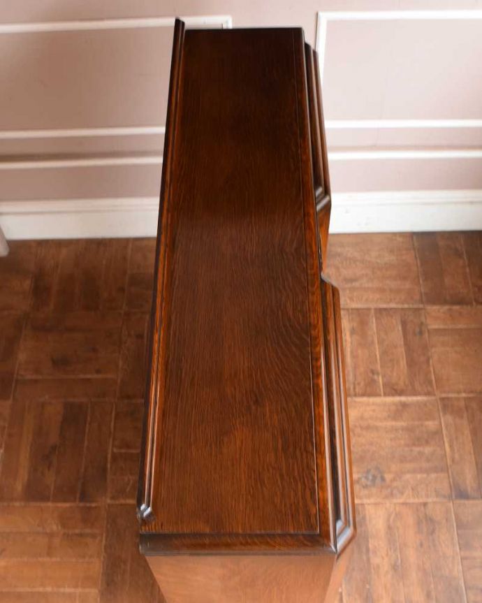 アンティークのキャビネット アンティーク家具 英国のアンティーク家具、お花の彫刻が華やかなブックケース。上から見てみると…天板はこんな感じです。(q-1353-f)