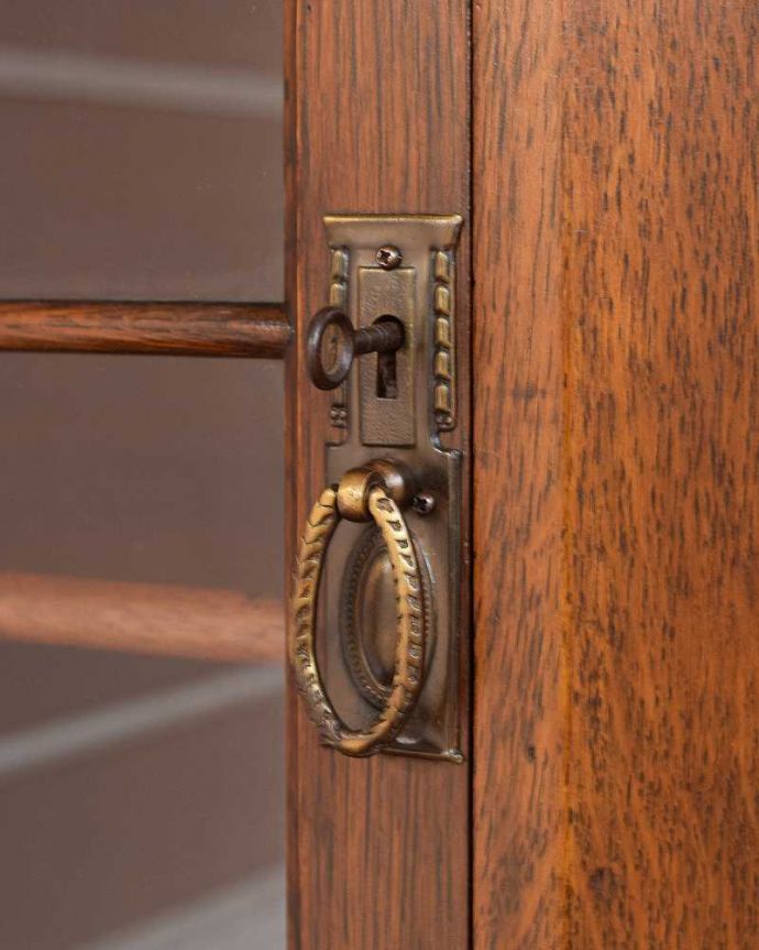 アンティークのキャビネット アンティーク家具 英国のアンティーク家具、お花の彫刻が華やかなブックケース。小さなパーツにもこだわりが取っ手だけを見ていても現代の家具とは全然違って質感がいいのがわかります。(q-1353-f)