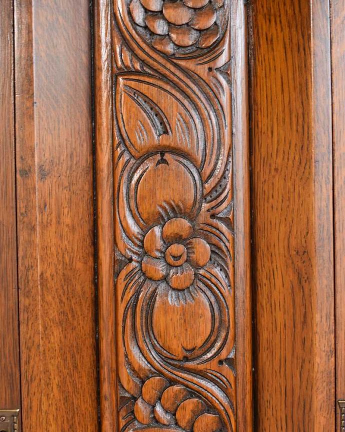 アンティークのキャビネット アンティーク家具 英国のアンティーク家具、お花の彫刻が華やかなブックケース。惚れ惚れするような美しさとっても堅い無垢材に一体どうやって彫っていったんでしょう?アンティークらしく細かい彫りを眺めているだけでうっとりしてしまいます。(q-1353-f)