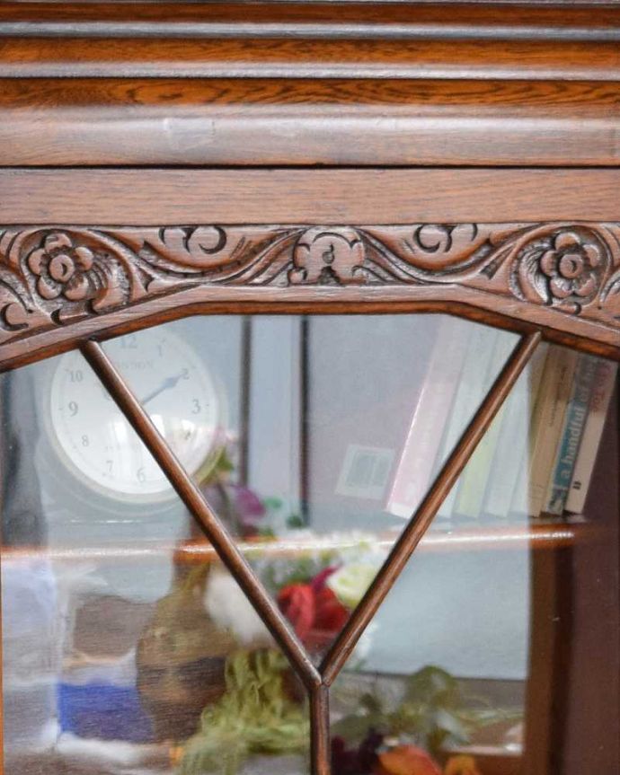 アンティークのキャビネット アンティーク家具 英国のアンティーク家具、お花の彫刻が華やかなブックケース。至る所に繊細な彫いろんな彫のデザインがありますが、個人的に美しいと思える女性らしく優雅なデザインを選んできました。(q-1353-f)