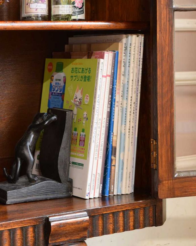 アンティークのキャビネット アンティーク家具 英国のアンティーク家具、お花の彫刻が華やかなブックケース。扉の中は収納たっぷりA4サイズの雑誌までしっかり収納出来ちゃう大きさ。(q-1353-f)