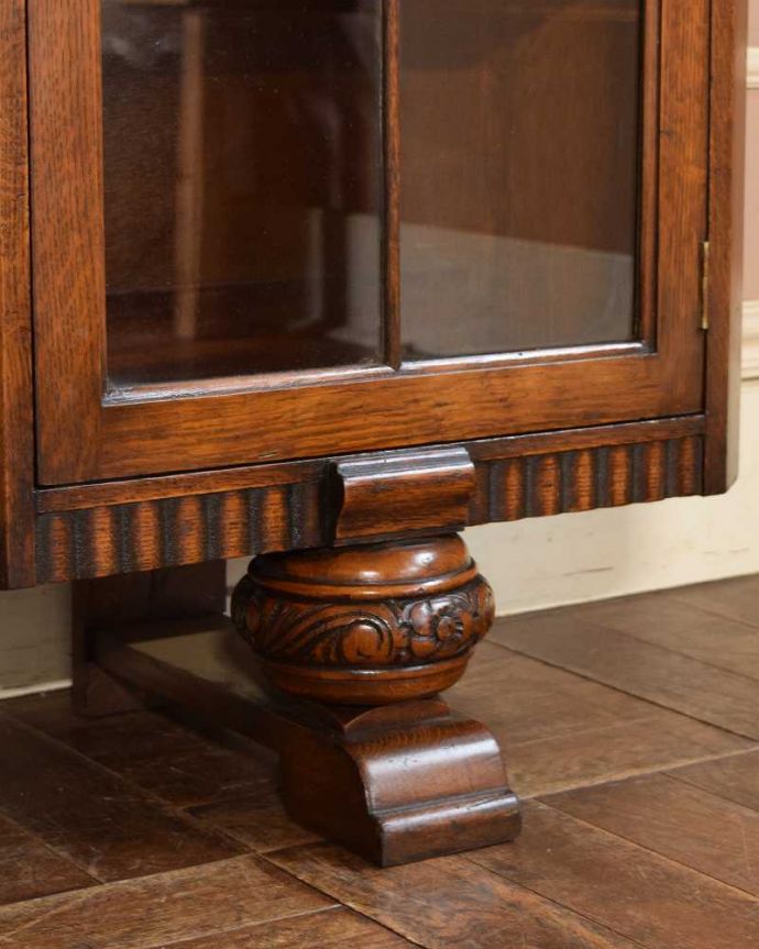 アンティークのキャビネット アンティーク家具 英国のアンティーク家具、お花の彫刻が華やかなブックケース。女性1人でラクラク運べちゃう仕掛けHandleのアンティークは、脚の裏にフェルトキーパーをお付けしています。(q-1353-f)