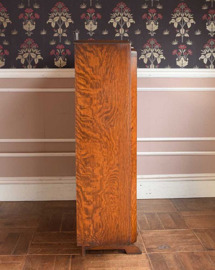 アンティークのキャビネット アンティーク家具 英国のアンティーク家具、お花の彫刻が華やかなブックケース。横から見てもステキ横から見るとこんな感じ。(q-1353-f)