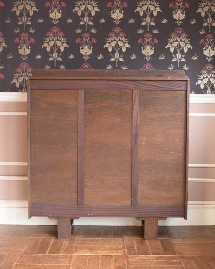 アンティークのキャビネット アンティーク家具 英国のアンティーク家具、お花の彫刻が華やかなブックケース。メンテナンスしてあるので後姿もキレイ!アンティークは新品ではないので、もちろん経年変化によるキズはありますが、専門の職人がキレイにお直しをしているので、後ろ姿までキレイです。(q-1353-f)