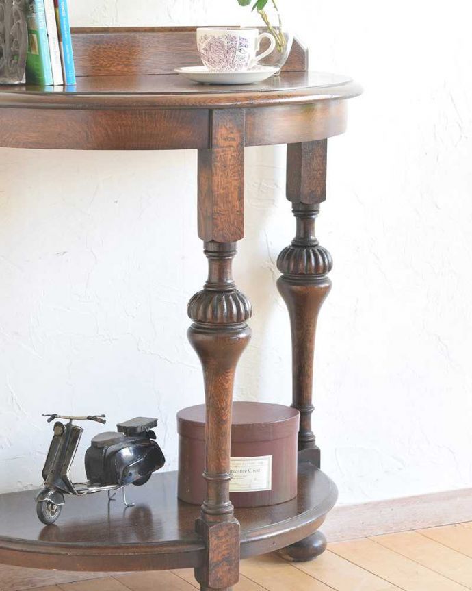 アンティークのテーブル アンティーク家具 英国輸入のアンティーク家具、お洒落な脚が付いたコンソールテーブル(棚付き)。美しいデザインが印象的実用性を求めない見せ場を作ってくれるコンソールは、何より見た目が重要。(q-1354-f)