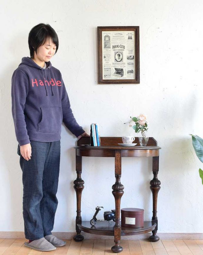 アンティークのテーブル アンティーク家具 英国輸入のアンティーク家具、お洒落な脚が付いたコンソールテーブル(棚付き)。壁にピタッと付けるだけで出来るおしゃれコーナーハーフムーン型のコンソールテーブルは見せる場所を作ってくれる最強のアンティーク家具。(q-1354-f)